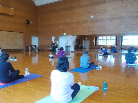 多目的ホールでのヨガ風景