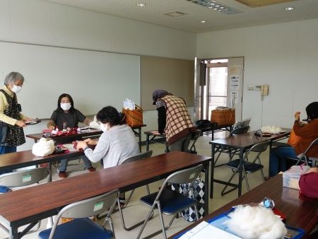 会議室でのパッチワーク講座風景