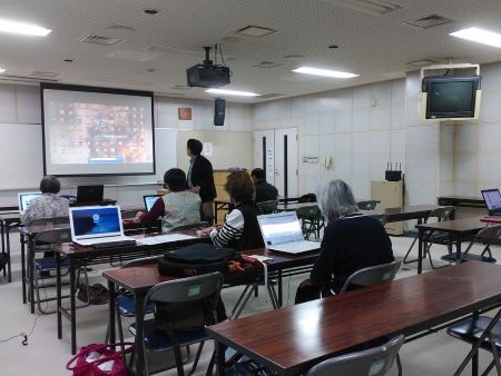 視聴覚室でのパソコン講座風景