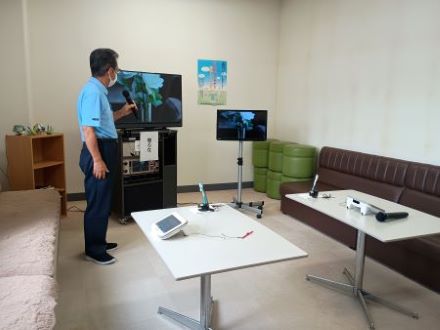 カラオケルームでの一人カラオケ