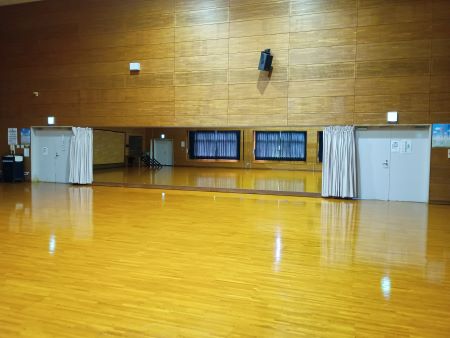 多目的ホールのガラスミラー